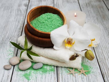 Spa Ürünleri ve beyaz orkide