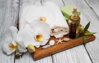Spa Ürünleri ve beyaz orkide