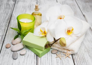 Spa Ürünleri ve beyaz orkide