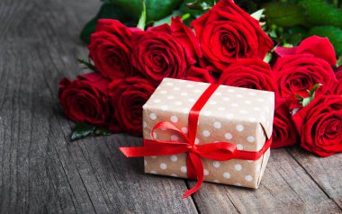 hediye kutu kırmızı gül ile