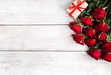 Kırmızı güller ve hediye kutusu