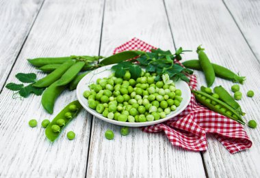 bir tabloda yeşil bezelye