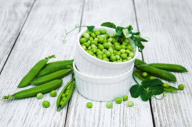 bir tabloda yeşil bezelye