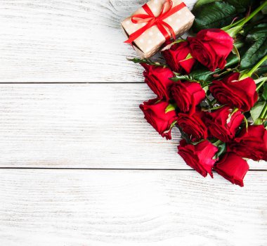 Kırmızı güller ve hediye kutusu