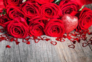 kırmızı gül ve kalp