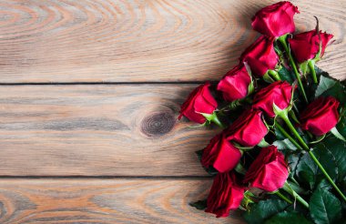 Bir masada kırmızı gül