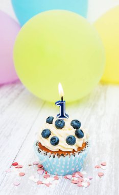 Sayısal bir mum ile cupcake