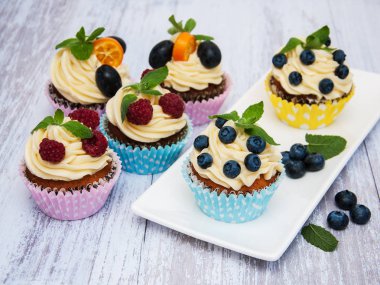 taze çilek ile cupcakes