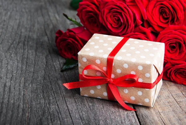 Gift box with red roses — Stock Photo, Image