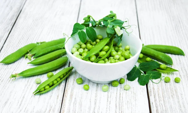 Groene erwten op een tafel — Stockfoto