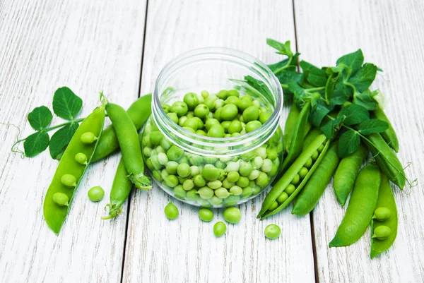 Groene erwten op een tafel — Stockfoto