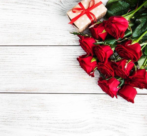 Kırmızı güller ve hediye kutusu