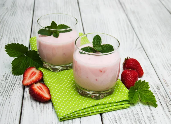 Yogurt con fresas frescas —  Fotos de Stock