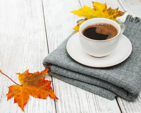 Taza de café y hojas de otoño — Foto de Stock