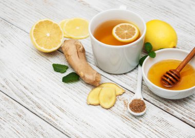 Limonlu ve zencefilli çay.