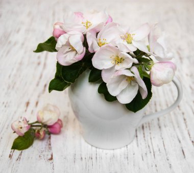 Elma çiçekleri ile vazo