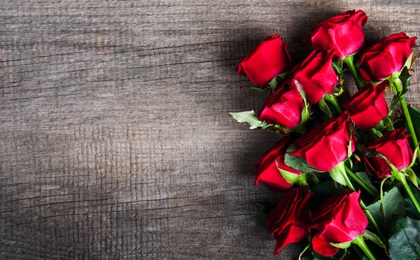 Roses rouges sur une table — Photo