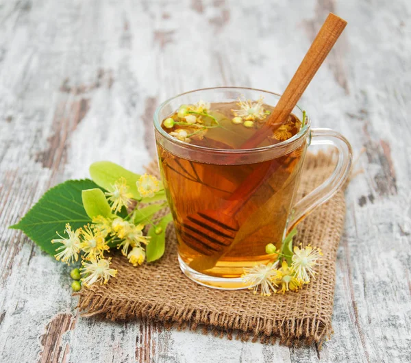 Чашка травяного чая с липовыми цветами — стоковое фото