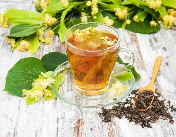 Taza de té de hierbas con flores de tilo —  Fotos de Stock