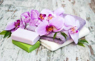 El yapımı Sabun ve mor orkideler
