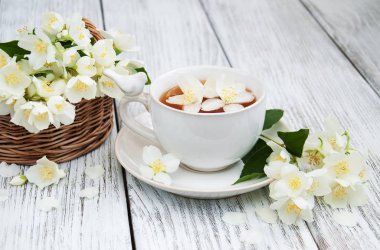 Yasemin çiçekli bir fincan çay.
