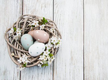 Paskalya yumurtaları ve bahar çiçeği