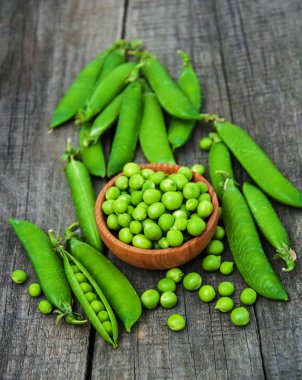 bir tabloda yeşil bezelye