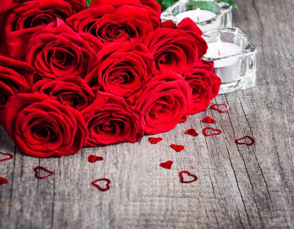 Rode rozen en kaarsen — Stockfoto
