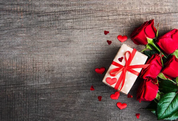 Geschenkbox mit roten Rosen — Stockfoto