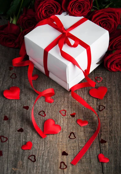 Gift box with red roses — Stock Photo, Image