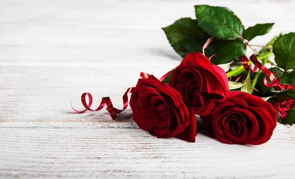 Roses rouges sur une table — Photo