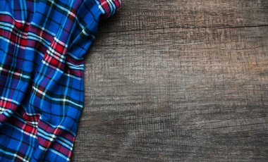 Damalı peçete ahşap arka plan üzerinde