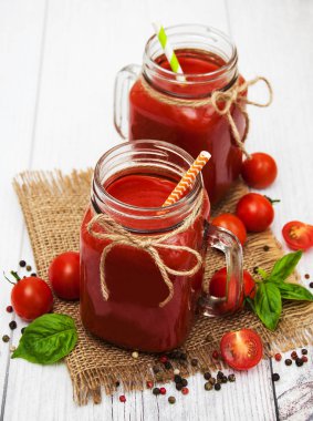 Kavanoz domates suyu ile