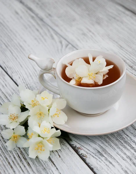 Чашка чая с жасминовыми цветами — стоковое фото