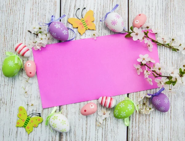 Huevos de Pascua y tarjeta de felicitación — Foto de Stock