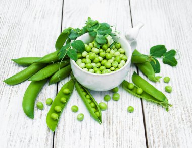 bir tabloda yeşil bezelye