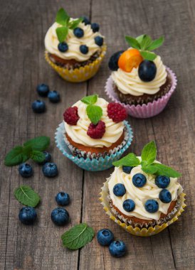 taze çilek ile cupcakes