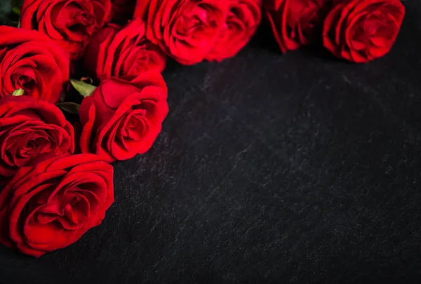Røde roser på stenbaggrund - Stock-foto
