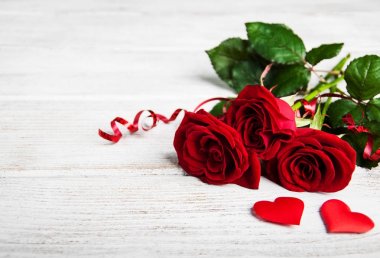 Bir masada kırmızı gül