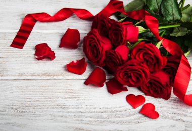 Bir masada kırmızı gül