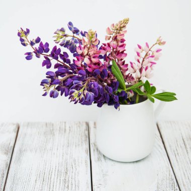 Cam vazo içinde sunulan lupines