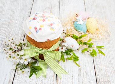 Paskalya ekmek ve yumurta