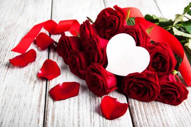 Bir masada kırmızı gül