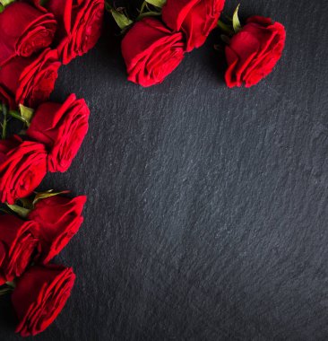 Bir taş zemin üzerine kırmızı gül