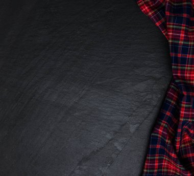 Siyah bir zemin üzerine damalı peçete