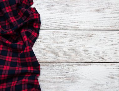 Damalı peçete ahşap arka plan üzerinde