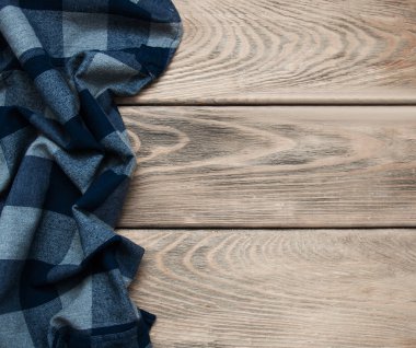 Damalı peçete ahşap arka plan üzerinde