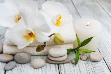 Spa Ürünleri ve beyaz orkide