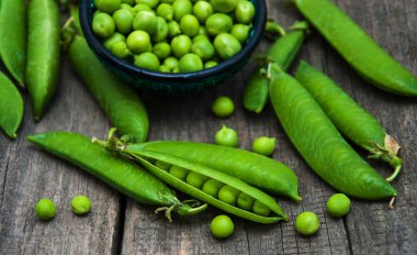 bir tabloda yeşil bezelye