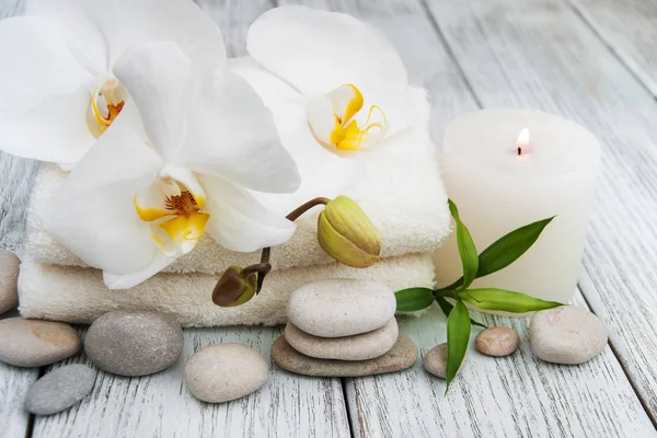 Wellness-Produkte und weiße Orchideen — Stockfoto